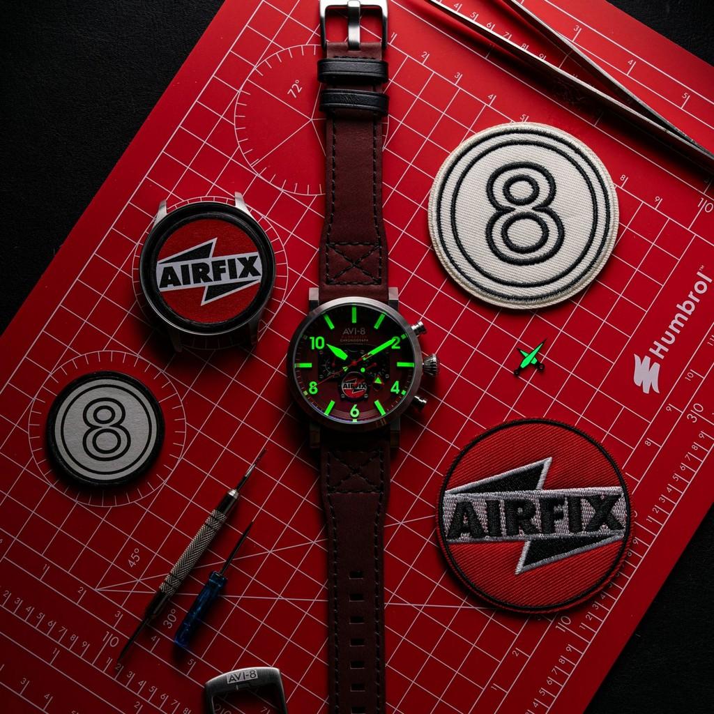 AVI-8 Dambuster Gibson Dual Time Chronograph Airfix Edition Hazard Red Dial Quartz AV-4107-04 Мужские часы
