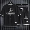 2025 VOLCOM Новый мужской спортивный костюм из 2 предметов с коротким рукавом, костюмы с принтом, футболка + штаны, студенческая повседневная летняя спортивная одежда