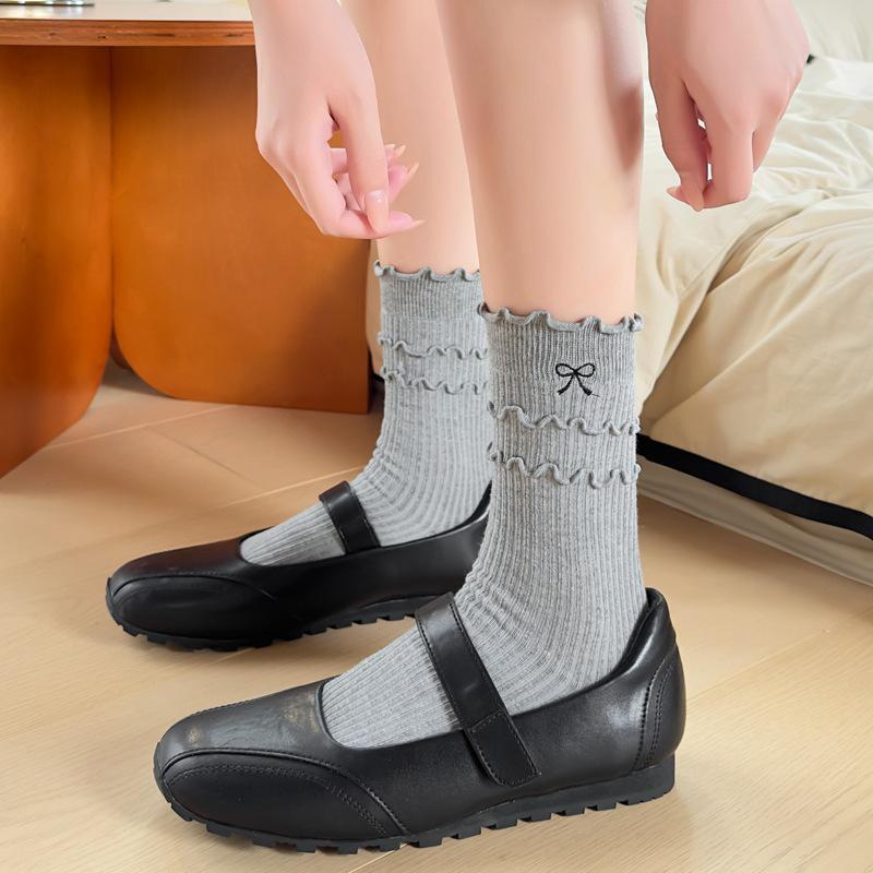 Осенние женские хлопковые носки средней длины с вышитым бантом — дышащие, удобные, в стиле Мэри Джейн с деревянными ушками по краям