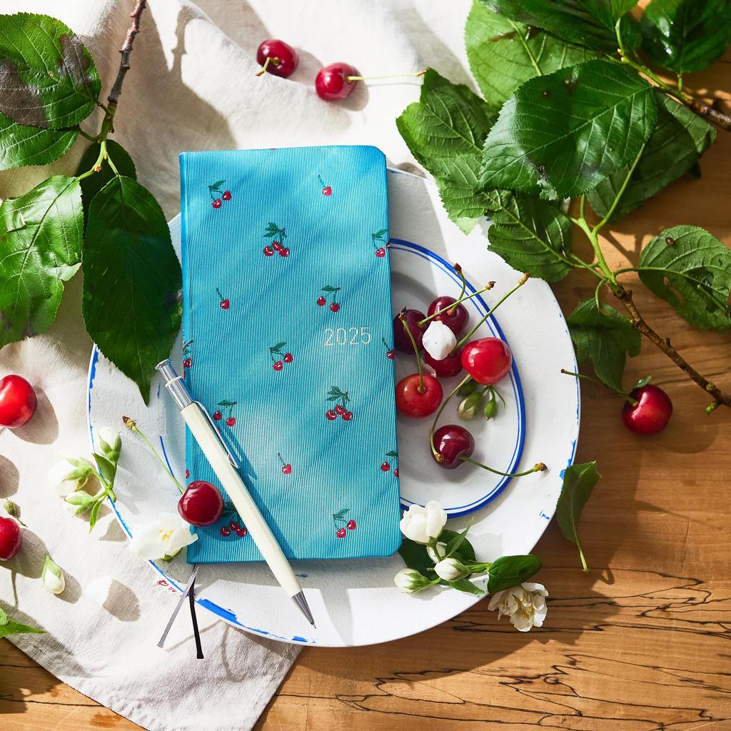 Hobonichi Techo 2025 Weeks Галстук и Платок/Вишня, Начинается в апреле, Неделя слева, Тонкий вертикальный