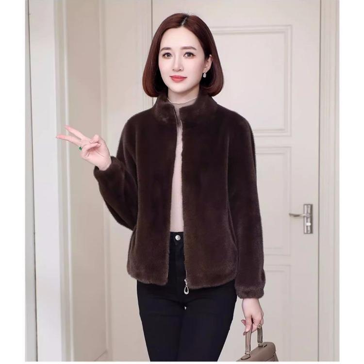 Элегантная и универсальная шуба для женщин среднего возраста на осень и зиму, изготовленная из теплого и мягкого кашемира.