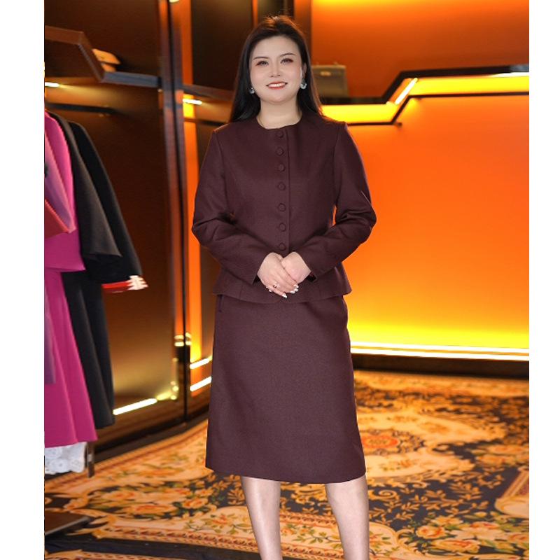 Костюм приталенного кроя цвета «Анкара красный»: Высококлассная светская рабочая одежда с круглым вырезом