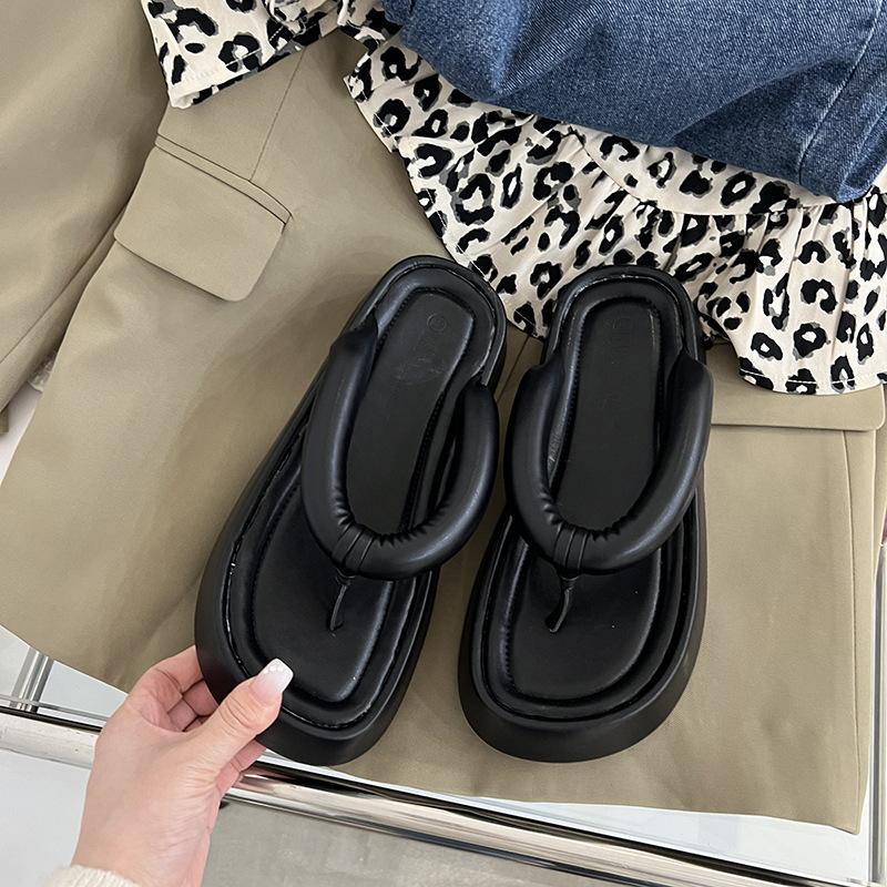 Интернет-знаменитость взрыв черный универсальный толстый низ увеличивающие рост шлепанцы женская летняя одежда 2025 новые пляжные сандалии