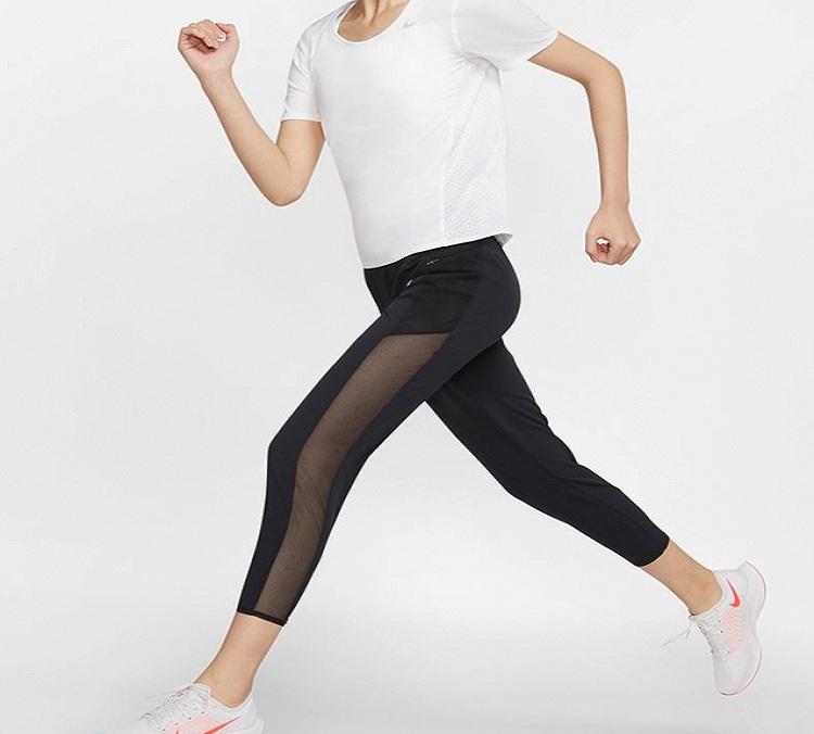 Nike T Shirts Women's White Crew Neck Moderate Straight Fit CU3235-100