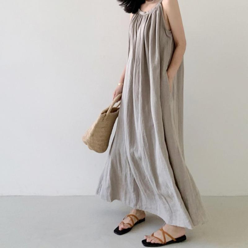 Платье без рукавов с бретелью через шею Свободное и облегающее платье без рукавов длиной выше колена