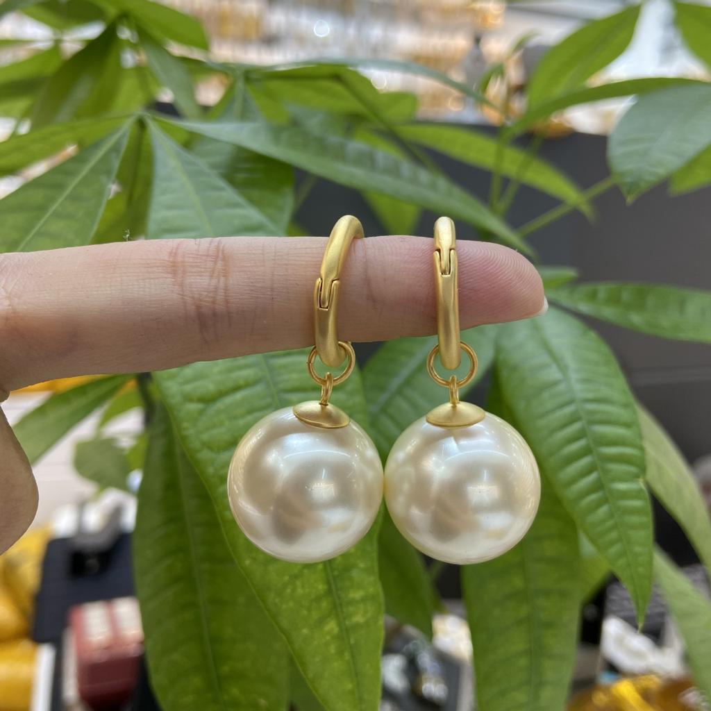 Простые ретро серьги с большой жемчужиной и пряжкой, легкие роскошные серьги высокого класса, женские серьги-гвоздики с нишевым дизайном