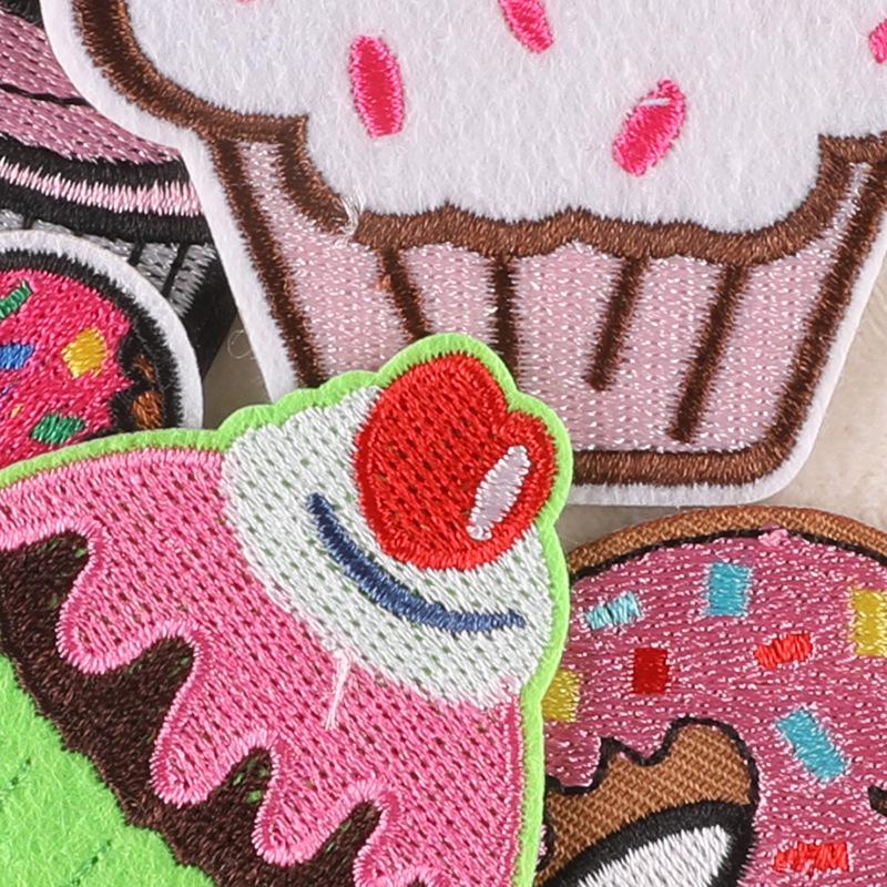 Вышитая нашивка на одежде и аксессуарах своими руками