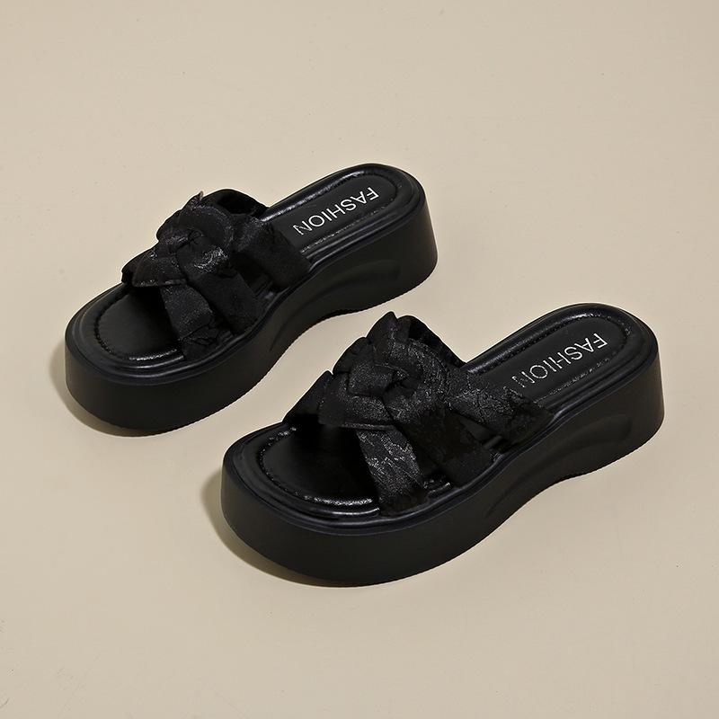 Маленькие легкие и прохладные тапочки для женской летней носки на толстой подошве, новая модная юбка, нескользящая пляжная обувь с увеличением высоты 2025