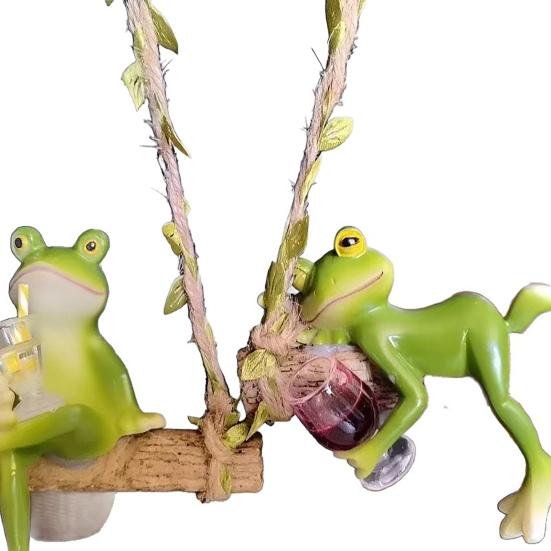 Садовые качели Лягушка Полимерная статуэтка лягушки на качелях с красным вином/напитками в руке для балкона, сада, цветочных горшков, наружного и внутреннего декора