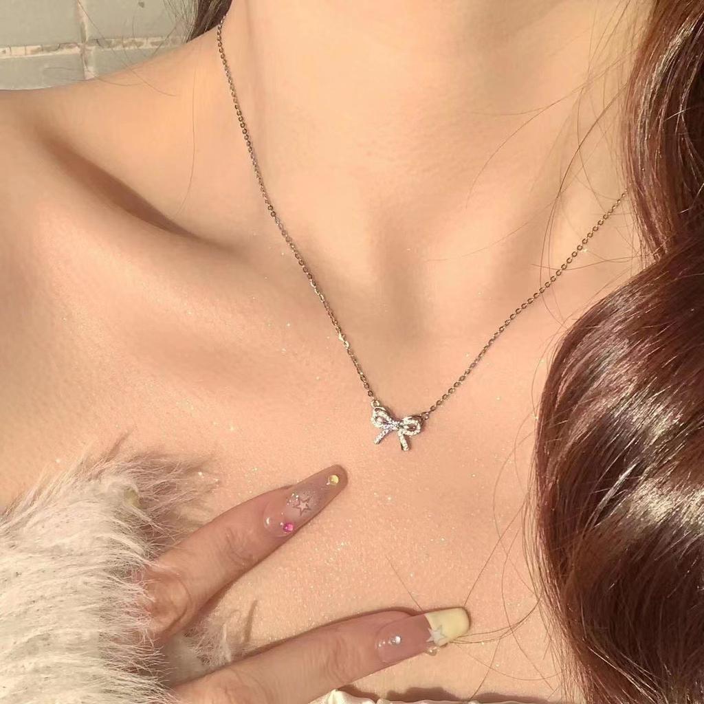 Ожерелье-бант Женское легкое роскошное нишевое дизайнерское чувство Цепочка на ключицу Простой темперамент Подвеска из циркона, инкрустированная бриллиантами