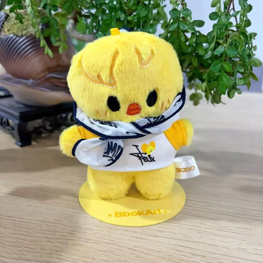 В последнем pop-up магазине SKZOO в 2025 году представлена магнитная кукла, стоящая в милой мультяшной позе в качестве подарочной фигурки, и знаменитость.