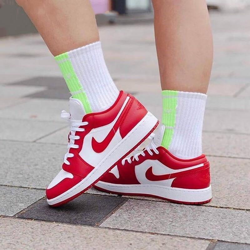 Jordan 1 Низкий спортзал Красный Белый GS 553560-611
