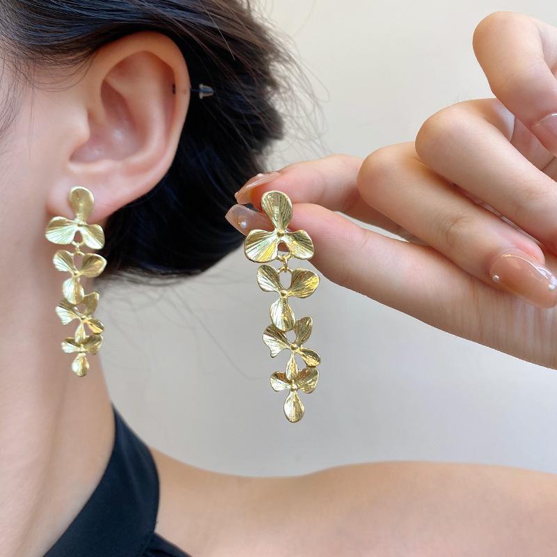 Стильные металлические серьги-цветы с кисточками, отличающиеся индивидуальностью и универсальной элегантностью