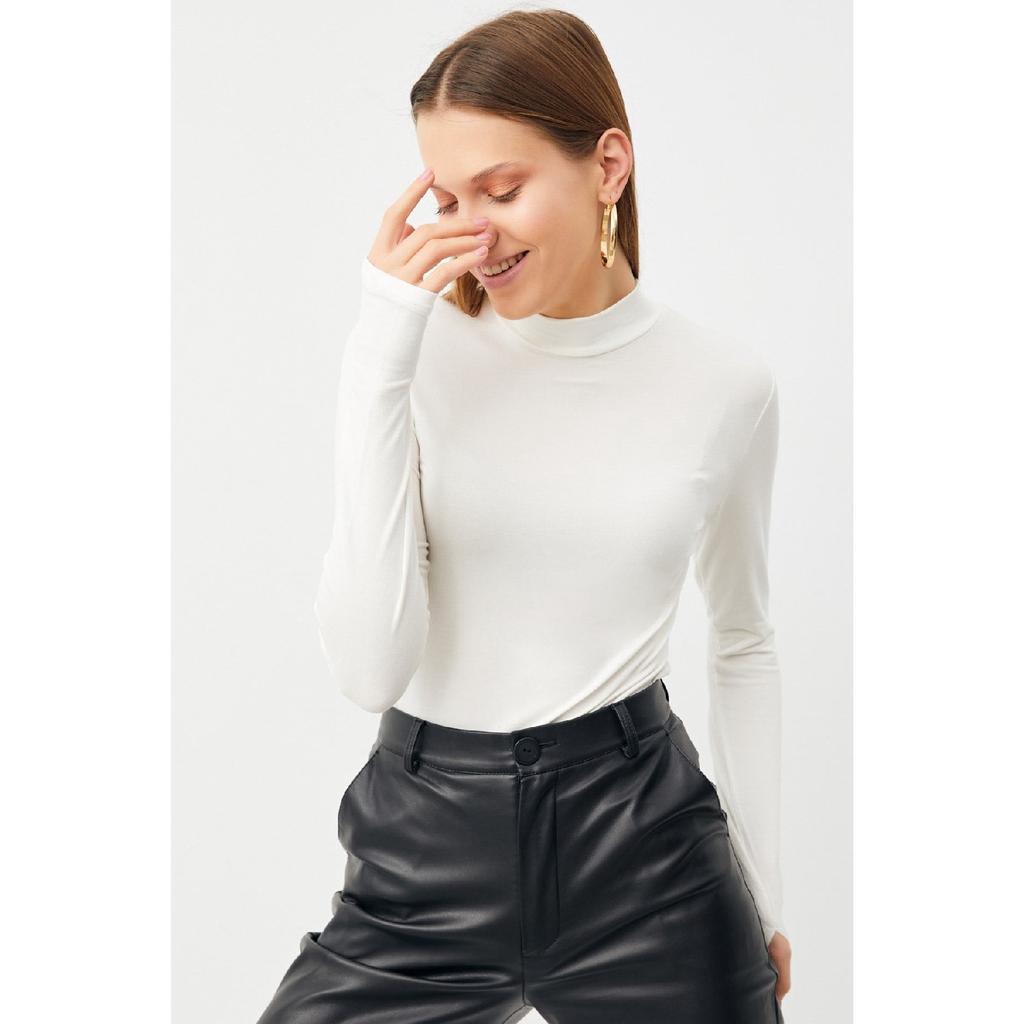 Женское черное боди с деталями на пальцах