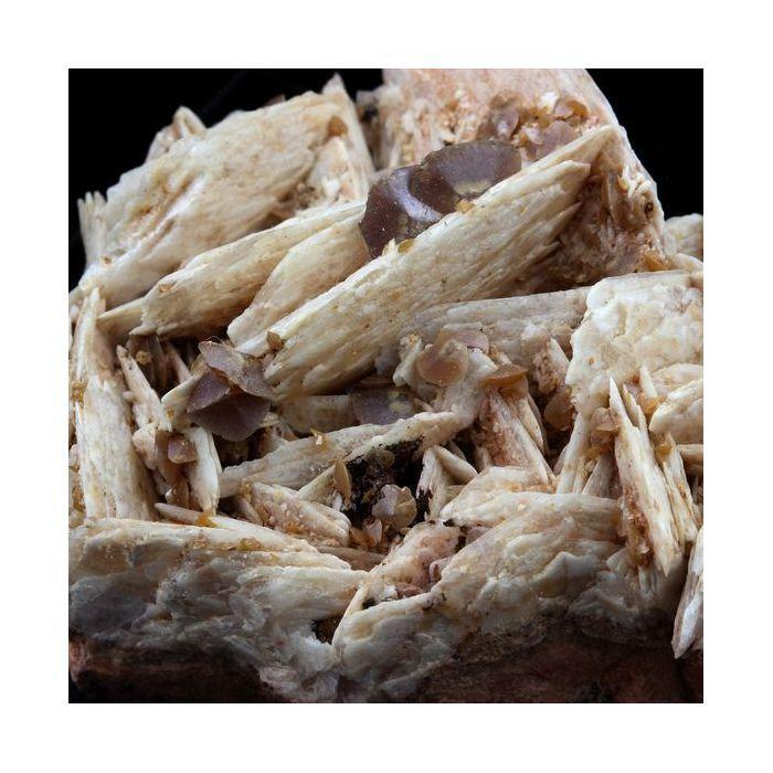 Pierres et Minéraux. Wulfenite + Baryte. 772.5 ct. Lantignié, France..