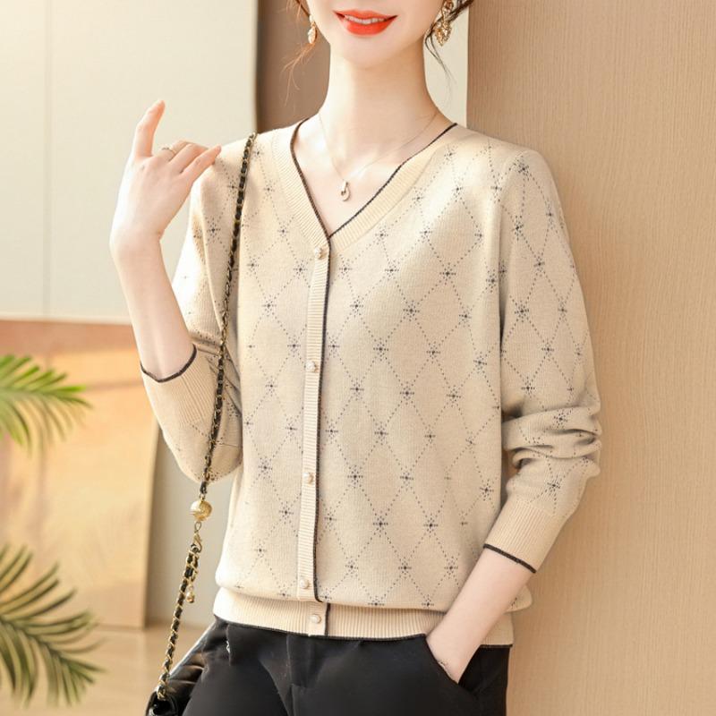New Middle-aged and Elderly Women's Loose Large Size Spring and Autumn Thin Sweater Mother Autumn Fashion Knitted Sweater Base