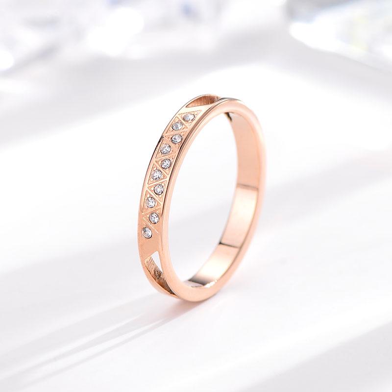 Парное кольцо с розовым золотом и цирконием: Кольцо на указательный палец из титановой стали в японском и корейском стиле