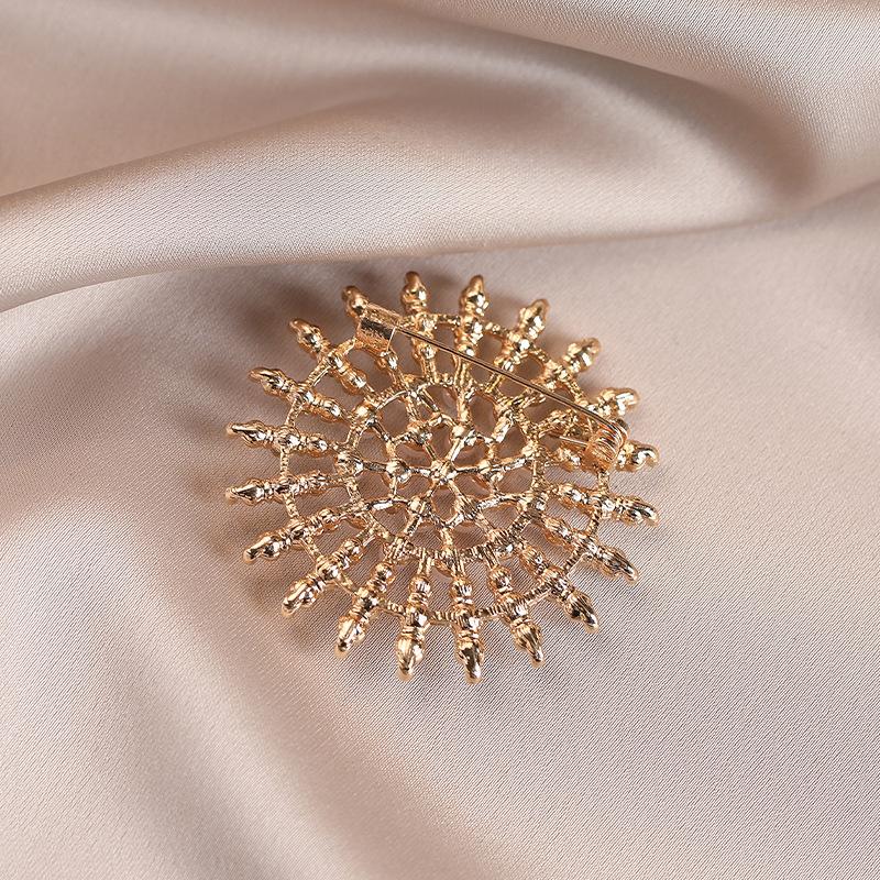 Sunflower Brooch for Women, A Light Luxury and High-end Look. Pearl and Diamond Brooch for Autumn and Winter Coat