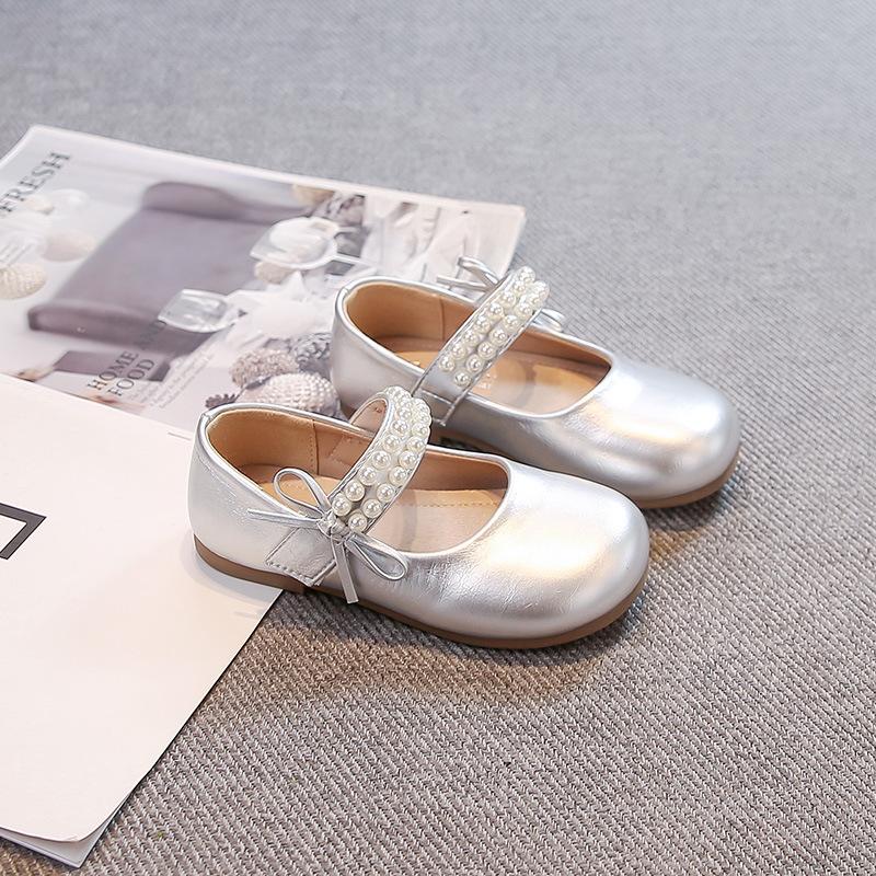 New spring and autumn collection of Mary Jane shoes for girls, featuring a bow design, soft soles, and a pearl embellishment, creating a stylish and
