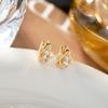 Серьги-гвоздики в корейском стиле в форме сердца с позолотой и цирконами
