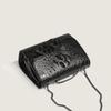 Женская ретро сумка через плечо на цепочке с узором под крокодила и металлической отделкой D-образным замком.