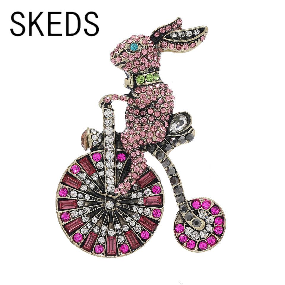SKEDS Классические Женские Мужские Кролик Едет на Велосипеде Полностью Хрустальные Великолепные Значки Украшения Винтажный Дворец Ретро Унисекс Банкетные Броши