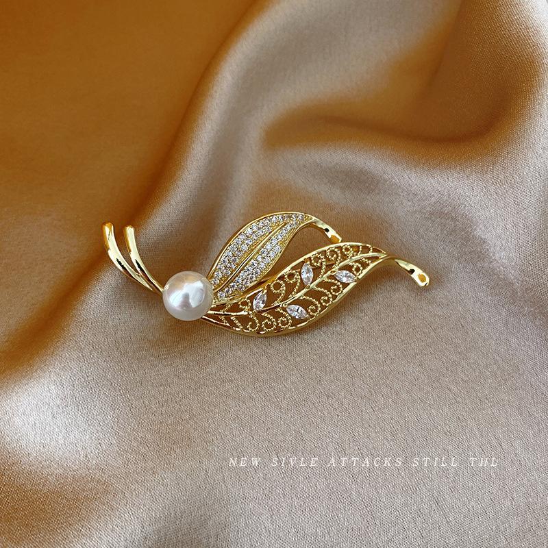 Лист Брошь Высококачественные женские костюмы Аксессуары Жемчужная вспышка Бриллиантовая брошь Фиксированная одежда Знаменитости Интернета Ins Tide Личность Знаменитости