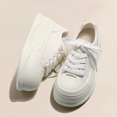 Маленькие повседневные туфли белого цвета из кожи в британском стиле на толстой подошве, женские, весна 2025, новые, с круглым носком, на шнуровке, универсальные, с мягкой подошвой, увеличивающие высоту обуви