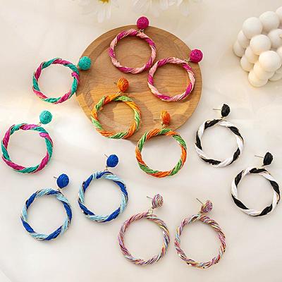 Красочные серьги-подвески из рафии с геометрическим узором и серебряной иглой