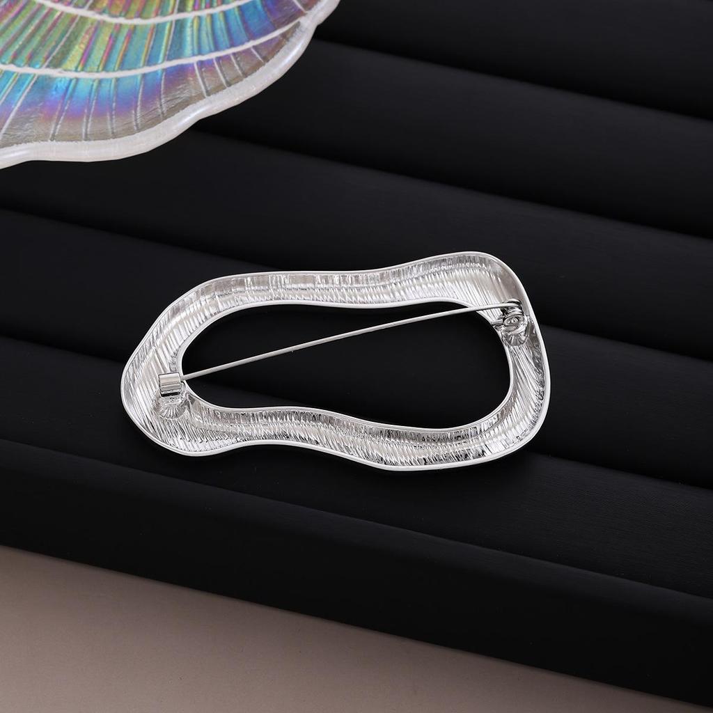 Элегантная европейская и американская овальная брошь неправильной формы — гладкий, роскошный, высококачественный осенне-зимний модный аксессуар для женщин.