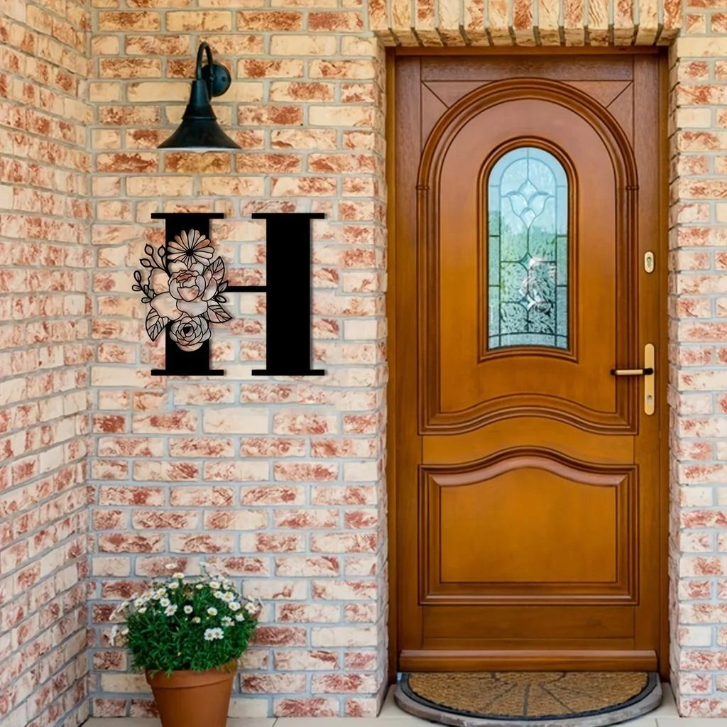 Потрясающая металлическая табличка с цветочными буквами-монограммами! Металлическое настенное искусство. Цветочный декор стен с заглавными буквами алфавита. Буквы для стен своими руками. Знак на заднем плане.