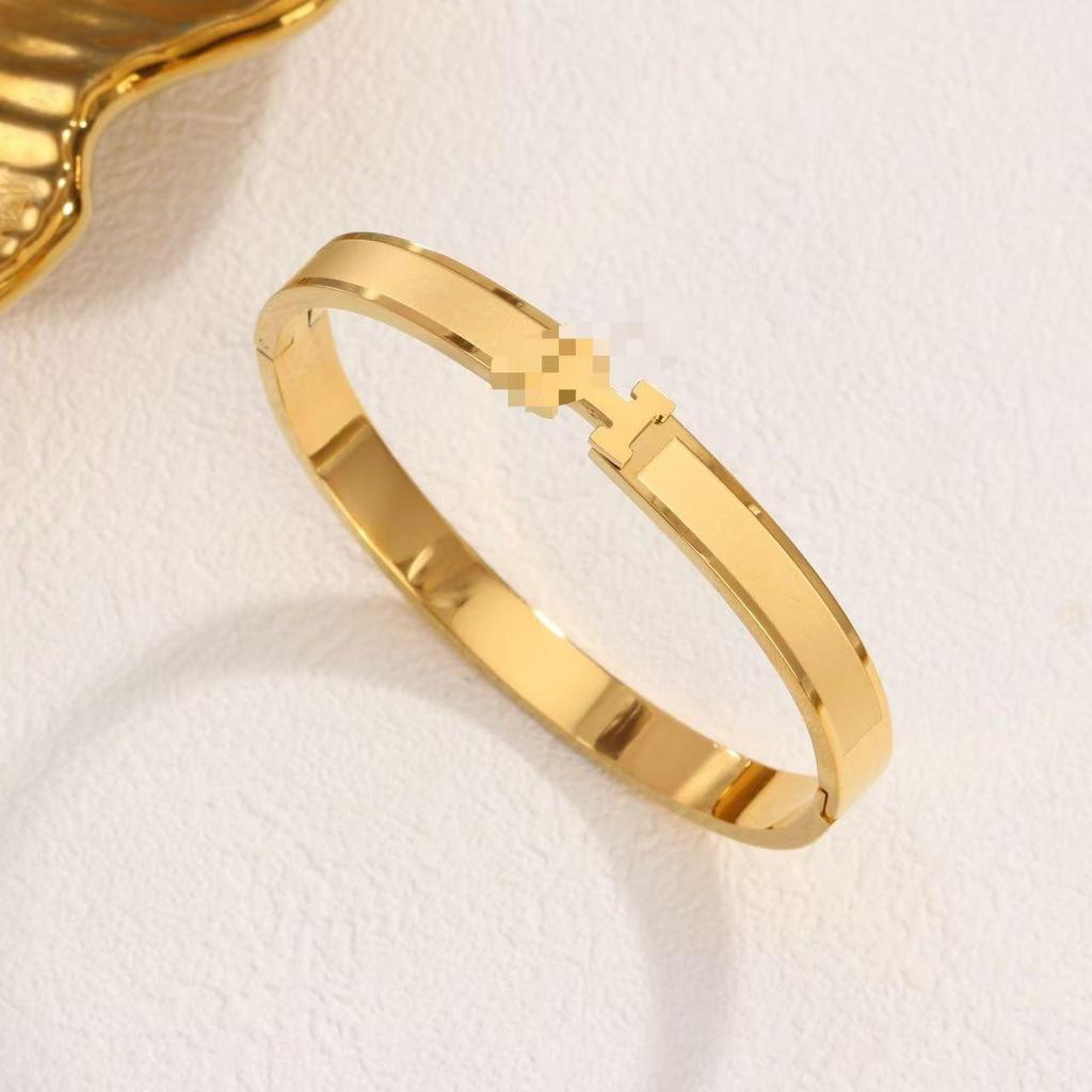 Hot-Selling Titanium Steel Luxury Bracelet Collection: Versatile Design