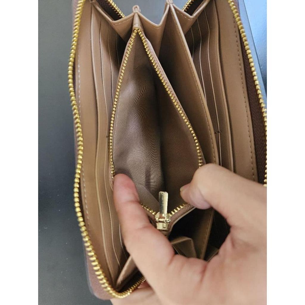 Good condition COACH signature round zipper long wallet