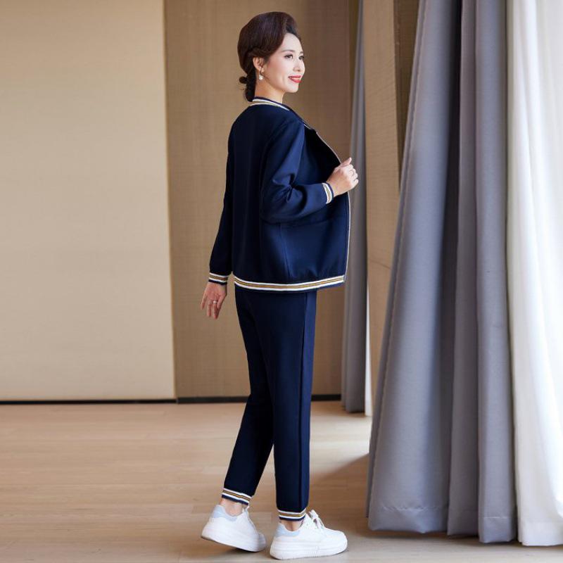 Весенние спортивные костюмы 2024: Модные куртки и костюмы-двойки для женщин среднего возраста