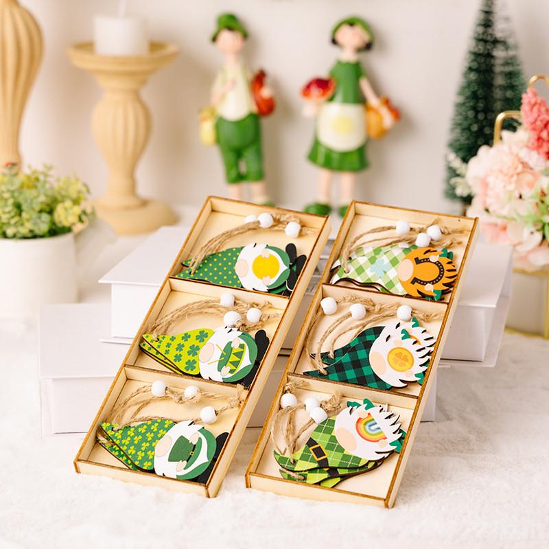 Красивая деревянная фигурка гнома на День Святого Патрика с пышными зелеными элементами листьев в трех секциях