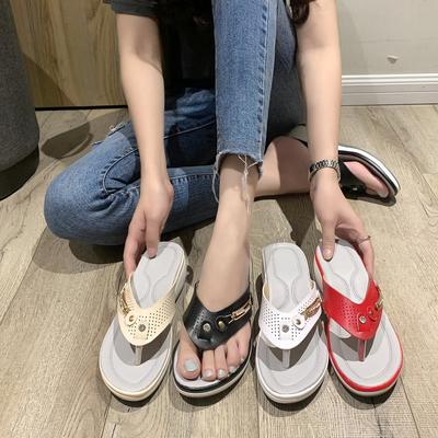 Женские тапочки, летние новые модные шлепанцы с металлическими пуговицами, пляжные сандалии на танкетке, женские шлепанцы на платформе для отдыха на открытом воздухе