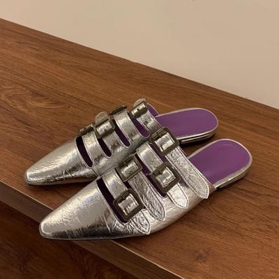 Модные женские модные шлепанцы Baotou Летние новые остроносые полые с металлической пряжкой Мягкая подошва Противоскользящие износостойкие сандалии на плоской подошве