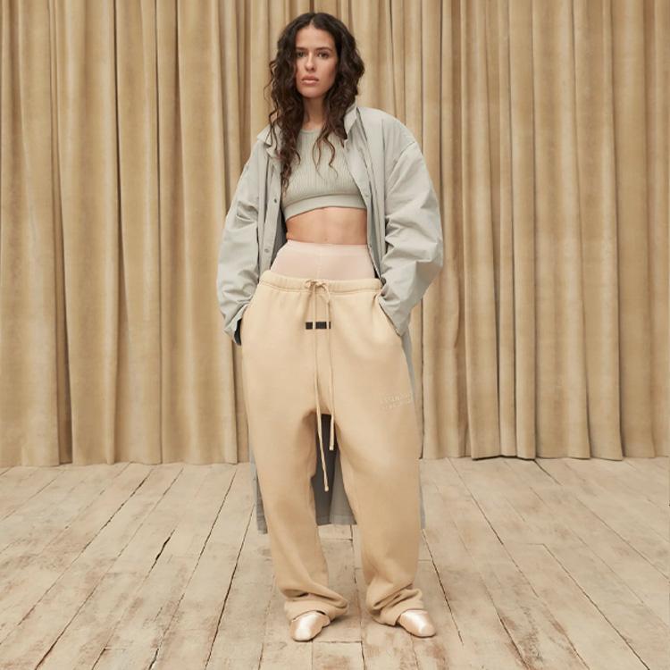 Fear of God Свободные спортивные штаны Essentials SS23 с принтом песочного логотипа для мужчин, песочно-белые FOG-SS23-011