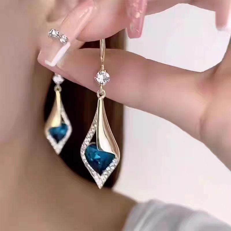 Модные серьги в форме бриллианта