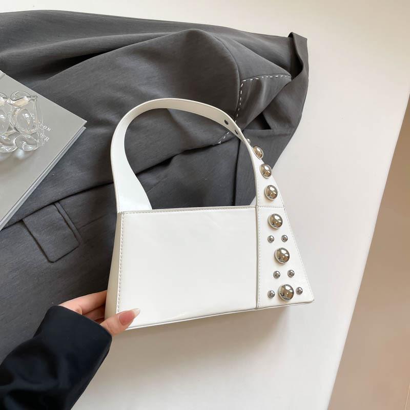 2025 лето новые женские сумки нишевые сумки персонализированные высокая ценность модные сумки на плечо с заклепками трендовые сумки женские