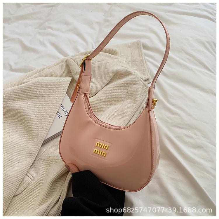 Премиальная глянцевая сумка-подмышка из лакированной кожи 2025 новая модная однотонная портативная сумка-полумесяц нишевая сумка-мессенджер на плечо для通勤