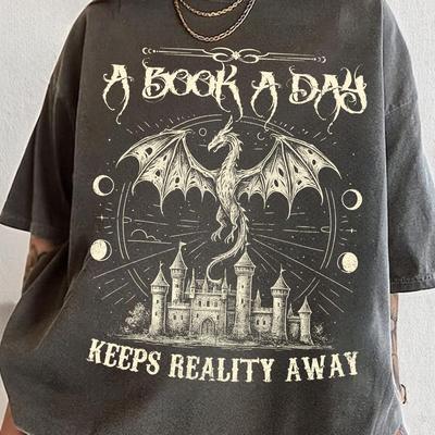 Футболка «Книга в день прогоняет реальность», Футболка «Фэнтези с драконами», Футболка для книжного клуба, Футболка «Книговерт», Футболка Comfort Colors, Прогоняет от срыва