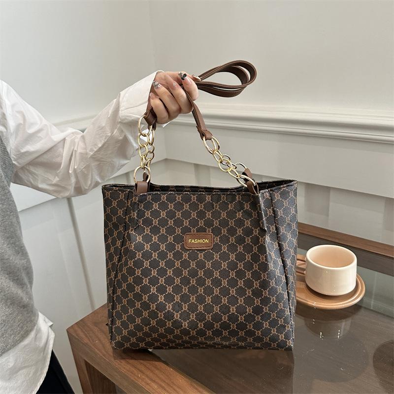 Популярная в этом году сумка женская 2025 новая модная сумка через плечо большой вместимости универсальная сумка для студентов