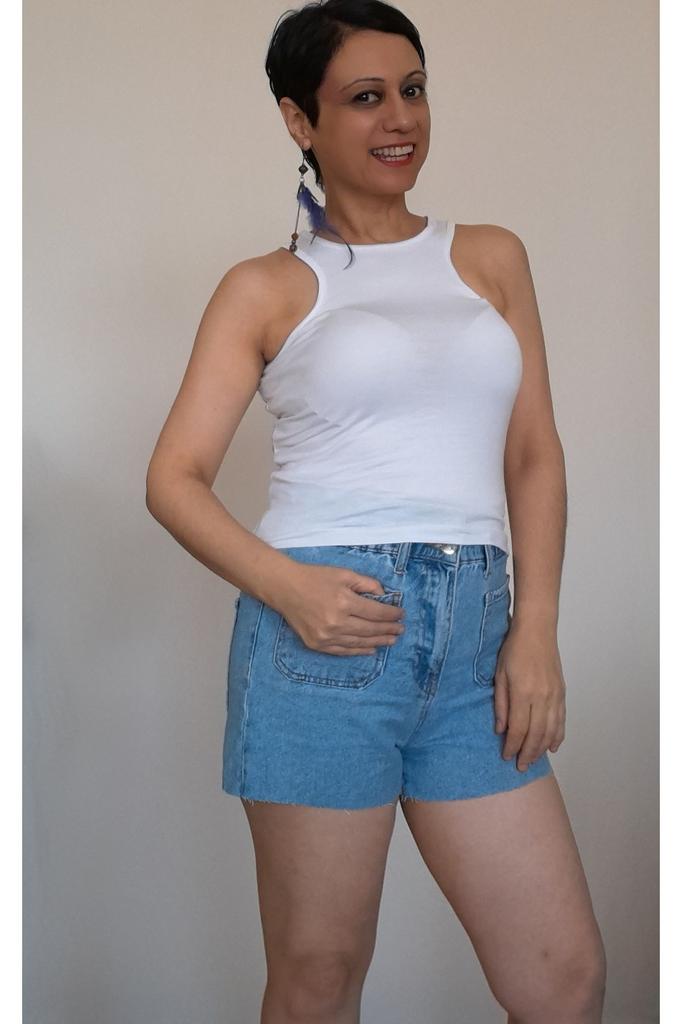 Женская стильная футболка большого размера. Белая футболка из чесаного хлопка и вискозы с боковым окном спереди и сзади.