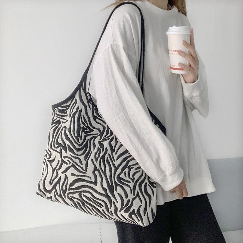 Сумка-тоут с принтом зебры большой вместимости