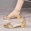 Женские сандалии 2025 Новая повседневная обувь Женские летние золотые сандалии с открытым носком Квадратный ремешок на щиколотке Сандалии на низком каблуке Сандалии женские