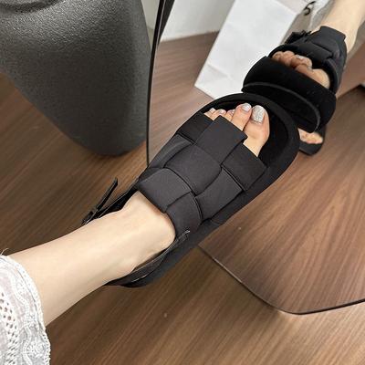 Нишевые дизайнерские сандалии женские летние юбка 2025 новые высококлассные на толстой подошве с ремешком через палец римские пляжные туфли