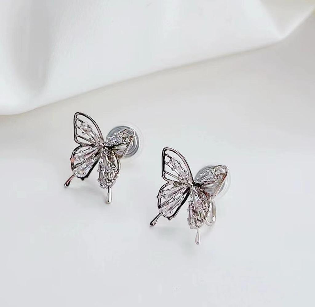 Серьги-бабочки из серебра 925 пробы с цирконами: Легкая роскошь