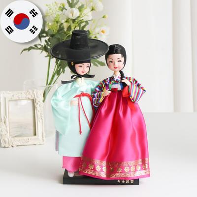 Пара традиционных корейских кукол, одетых в ханбок и кат