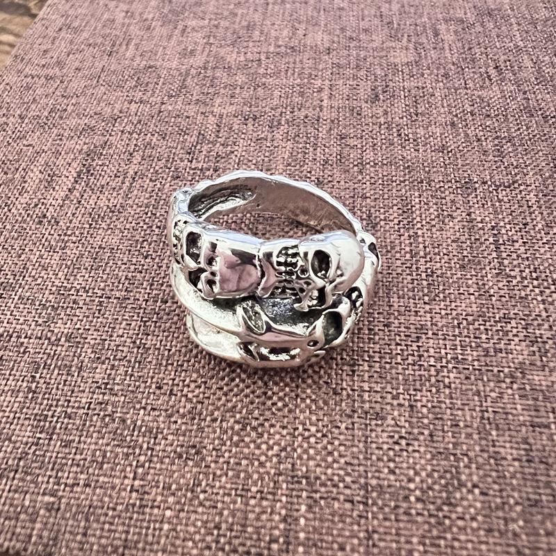 Кольцо Dark Series Retro Skull Five-Claw Ring - крутой аксессуар в стиле хип-хоп и уличный стиль